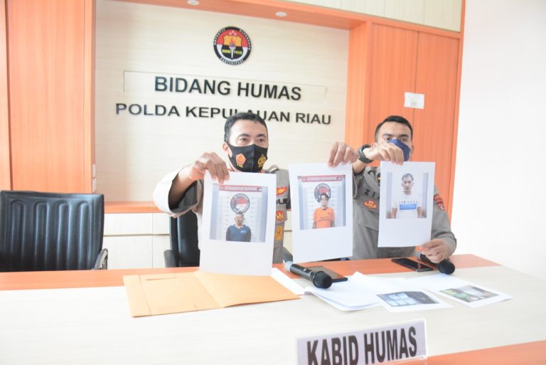 Gelar Konferensi Pers Kasus Narkotika, Goldenhardt : Anggota Polri yang Terlibat Narkotika Diberikan Sanksi Pemecatan 8 IMG-20220203-WA0042