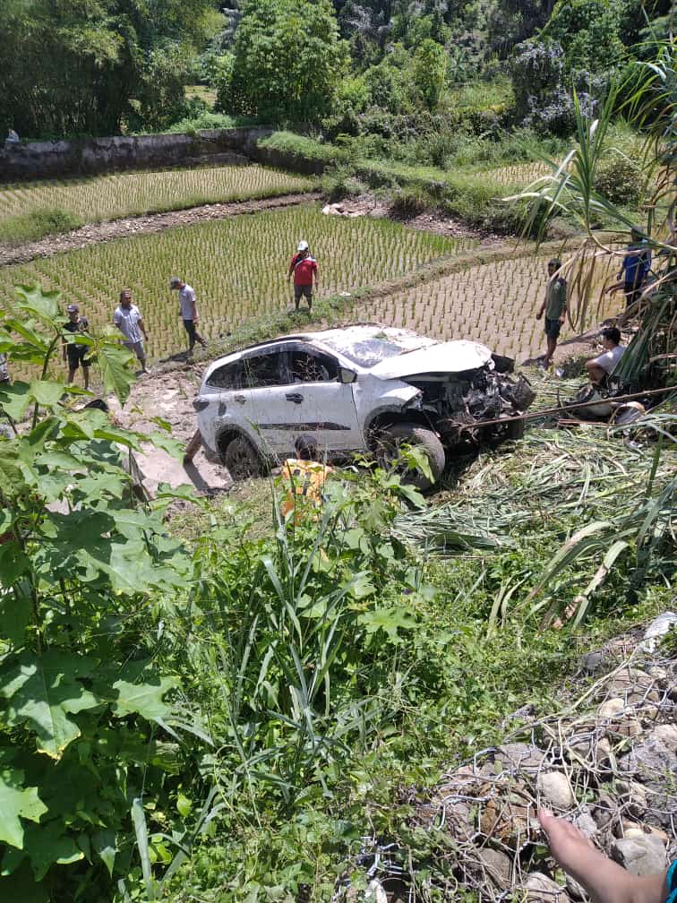 Akibat Ngantuk, Mobil Minibus Toyota Rush Tabrak Tiang Listrik hingga Terjun ke Jurang di Desa Roncitan 2