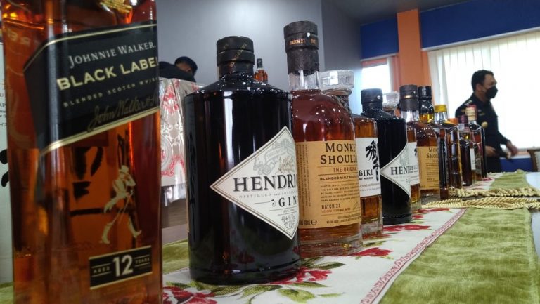 Operasi Patroli Jaring Sriwijaya 2022, Bea Cukai Gagalkan Upaya Penyelundupan Ribuan Botol Miras 1 Operasi-Patroli-Jaring-Sriwijaya-2022-Gagalkan-Penyelundupan-11-768x433