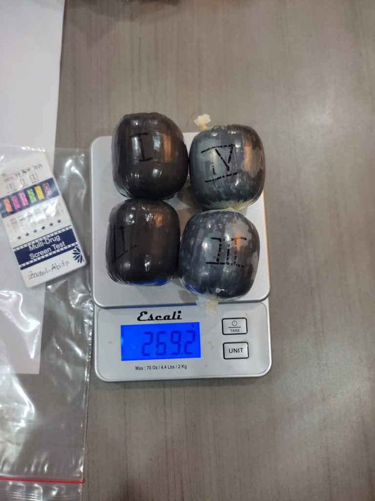 Tiga Orang Penyelundup Narkotika Jenis Sabu Diamankan Petugas Bea Cukai Batam di Bandara Hang Nadim 3 SP-10 (6).jpg