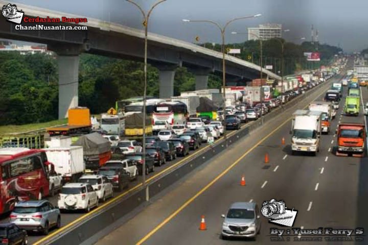 Mengurai Kepadatan Kendaraan Arah Cikampek, 4 Mei 2022 Contraflow Diterapkan di Tol Jakarta-Cikampek 3 IMG-20220504-WA0021