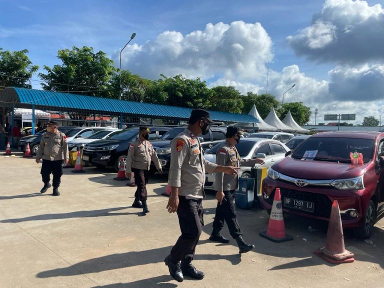 Waka Polres Bintan dan Anggota PosPam Himbau Pemudik Tetap Waspada di Pelabuhan ASDP 4 IMG-20220507-WA0044
