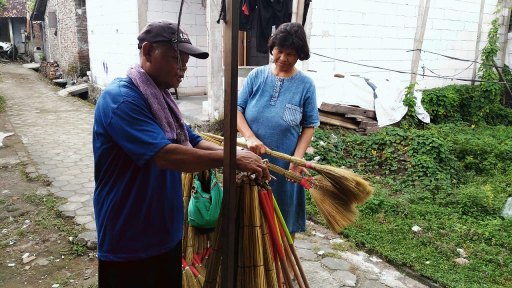 Damid Pria Tua 67 tahun, Penjual Sapu di Pemalang Menyesal Karena Tidak Sekolah 5