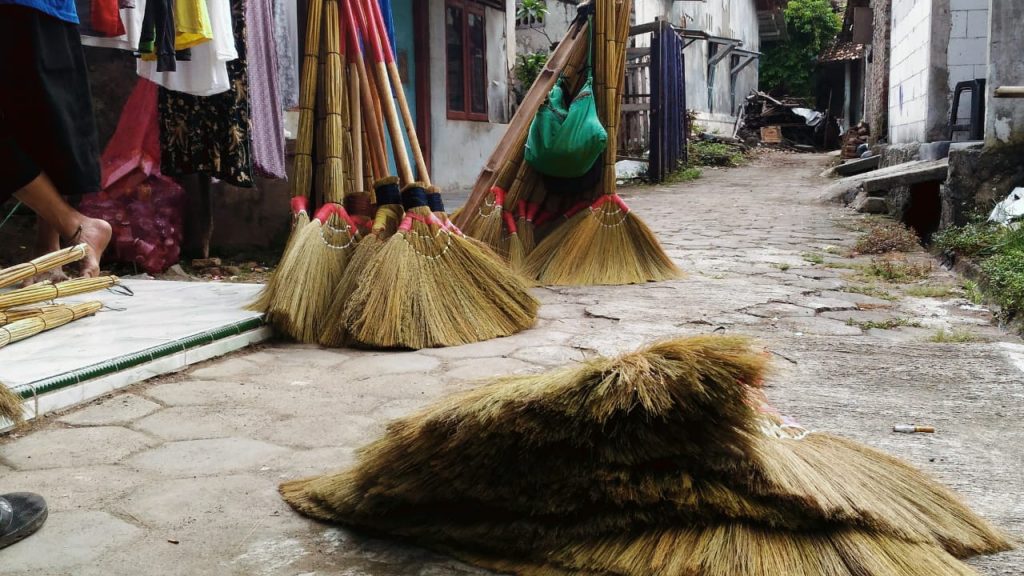 Damid Pria Tua 67 tahun, Penjual Sapu di Pemalang Menyesal Karena Tidak Sekolah 4