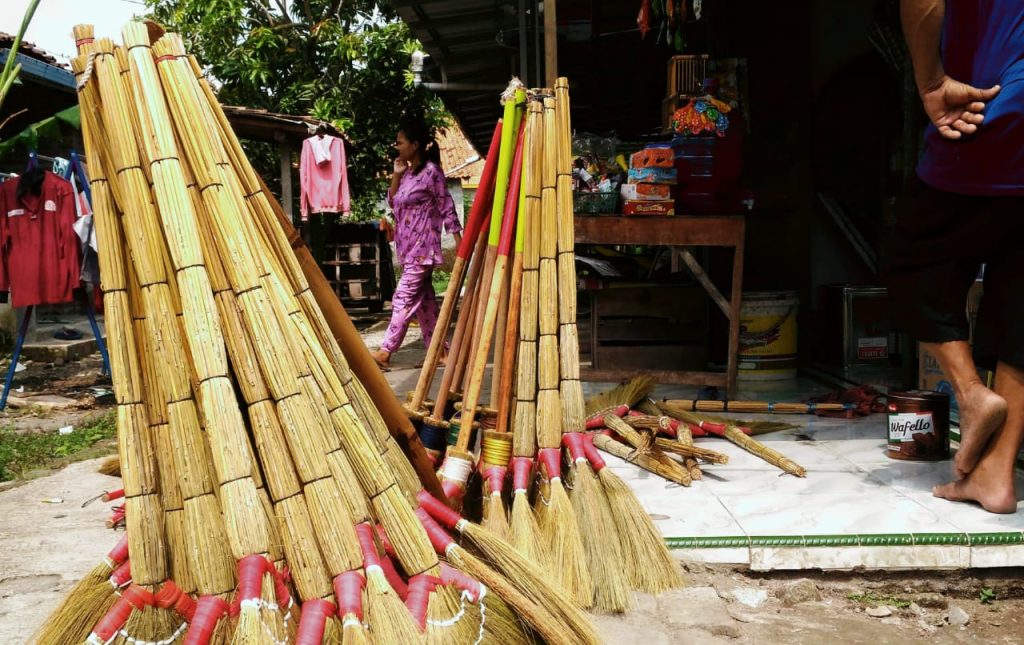 Damid Pria Tua 67 tahun, Penjual Sapu di Pemalang Menyesal Karena Tidak Sekolah 3