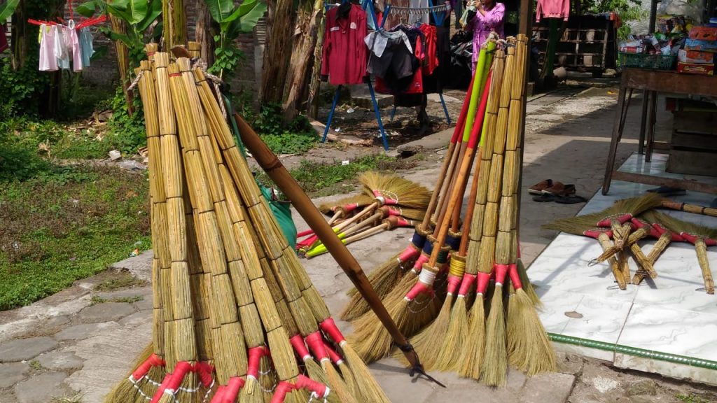 Damid Pria Tua 67 tahun, Penjual Sapu di Pemalang Menyesal Karena Tidak Sekolah 2
