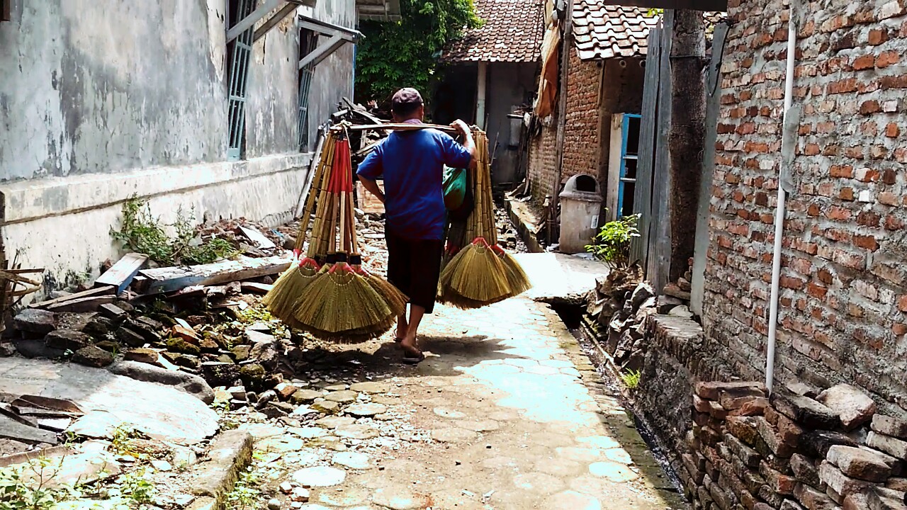 Damid Pria Tua 67 tahun, Penjual Sapu di Pemalang Menyesal Karena Tidak Sekolah 1 IMG-20220513-WA0040