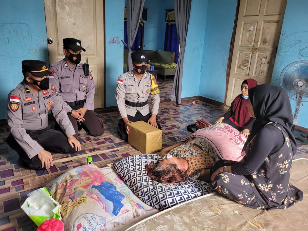 Wujud Kepedulian terhadap Warga, Polsek Belakang Padang Serahkan Bantuan Sosial 3