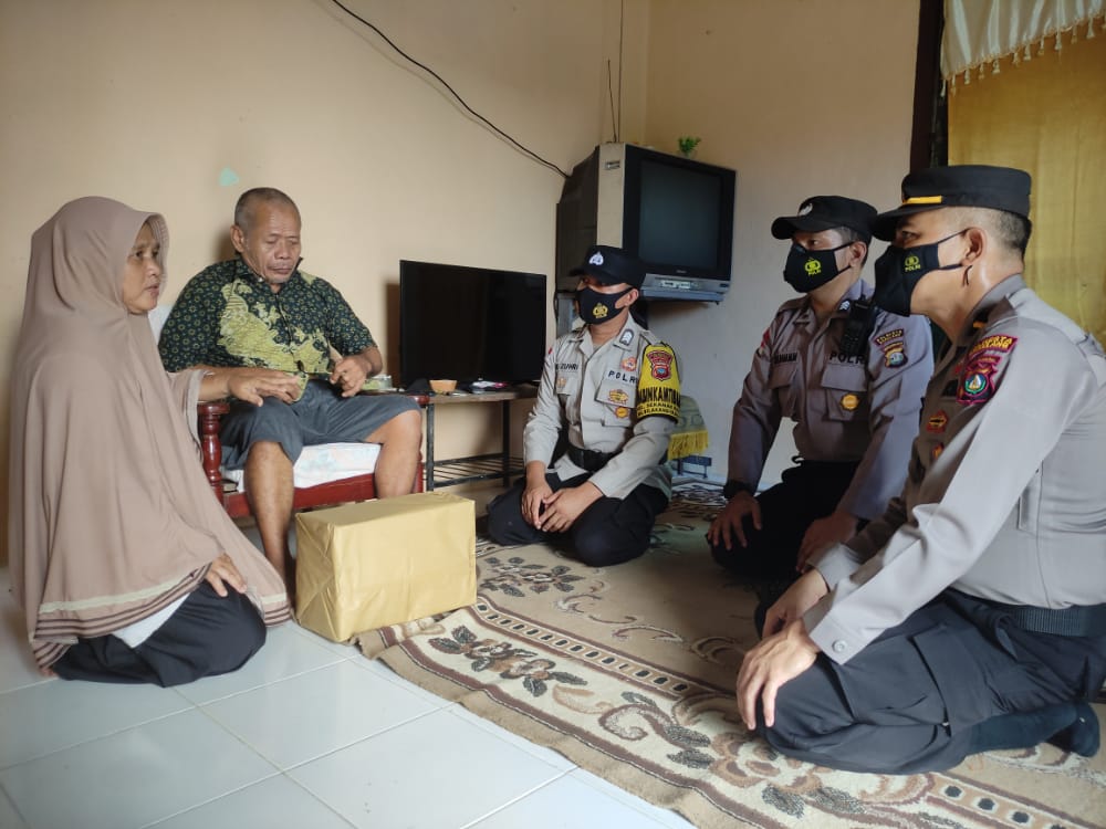 Wujud Kepedulian terhadap Warga, Polsek Belakang Padang Serahkan Bantuan Sosial 5