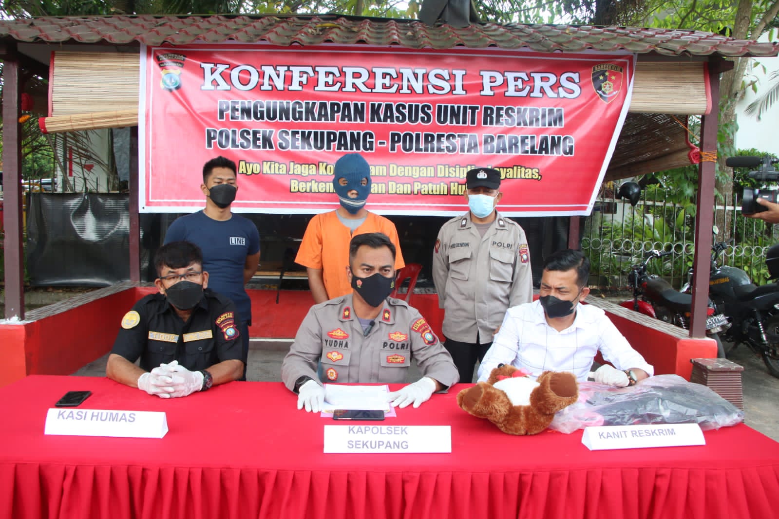 Polsek Sekupang Gelar Konferensi Pers Ungkap Kasus Tindak Pidana Persetubuhan Anak di Bawah Umur 1 IMG-20220521-WA0054