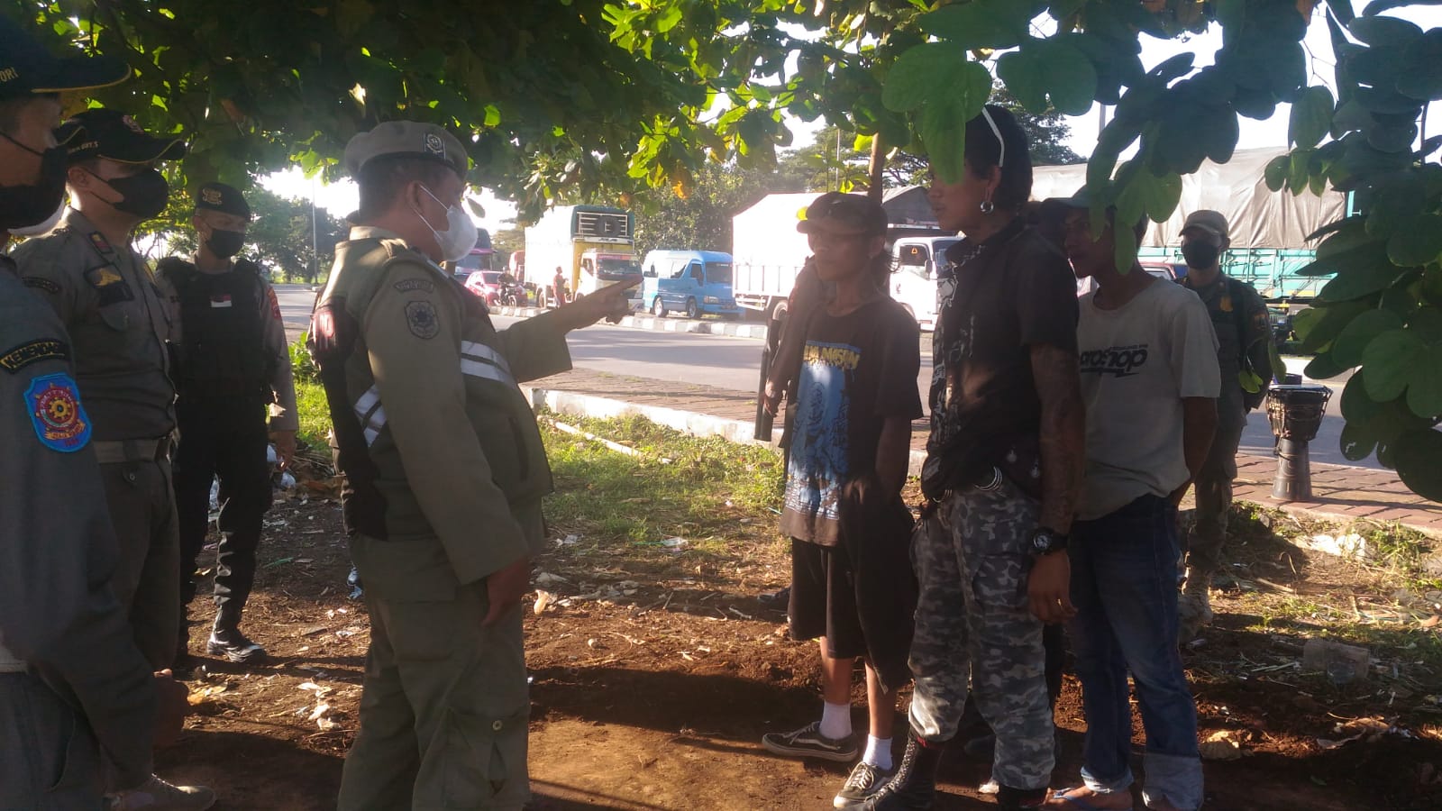 Satpol PP dan Polres Pemalang Respon Cepat Aduan Masyarakat terkait Anak Jalanan 1 IMG-20220528-WA0028