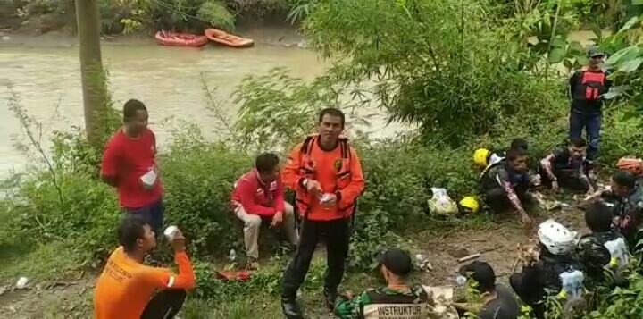Terpeleset di Saluran Air Desa, Bocah 4 tahun Hanyut ke Sungai Belum juga Ditemukan 2