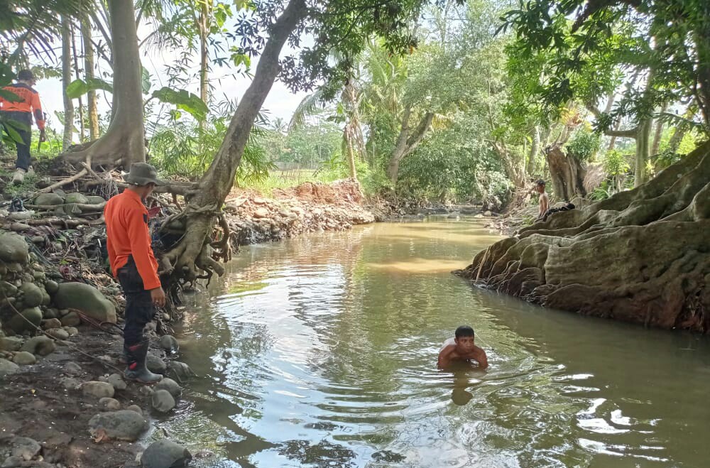 Terpeleset di Saluran Air Desa, Bocah 4 tahun Hanyut ke Sungai Belum juga Ditemukan 3
