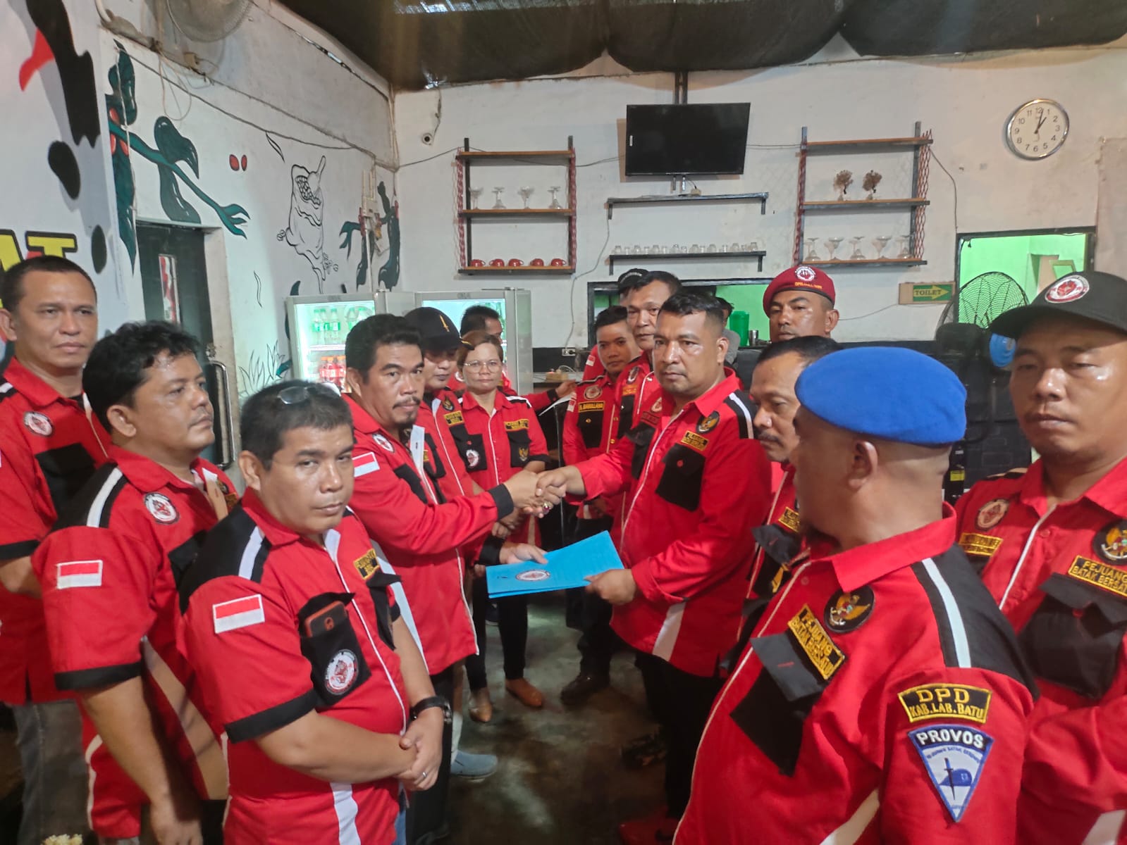 Ketua DPW Pejuang Batak Bersatu Sumut Serahkan SK Kepengurusan DPD Pejuang Batak Bersatu Labuhan Batu 1 IMG-20220605-WA0106