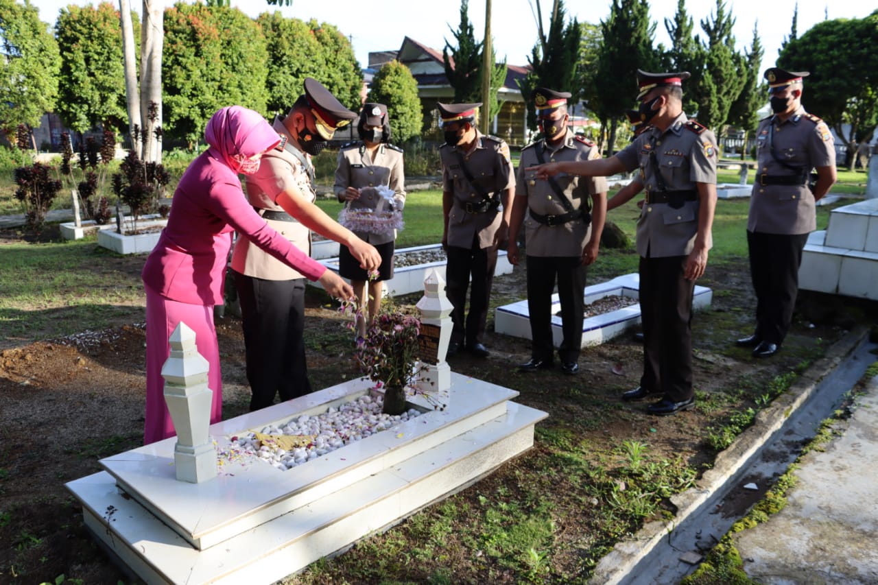 Polres Dairi gelar Upacara Ziarah Rombongan dan Tabur Bunga Di TMP 1 IMG-20220629-WA0019
