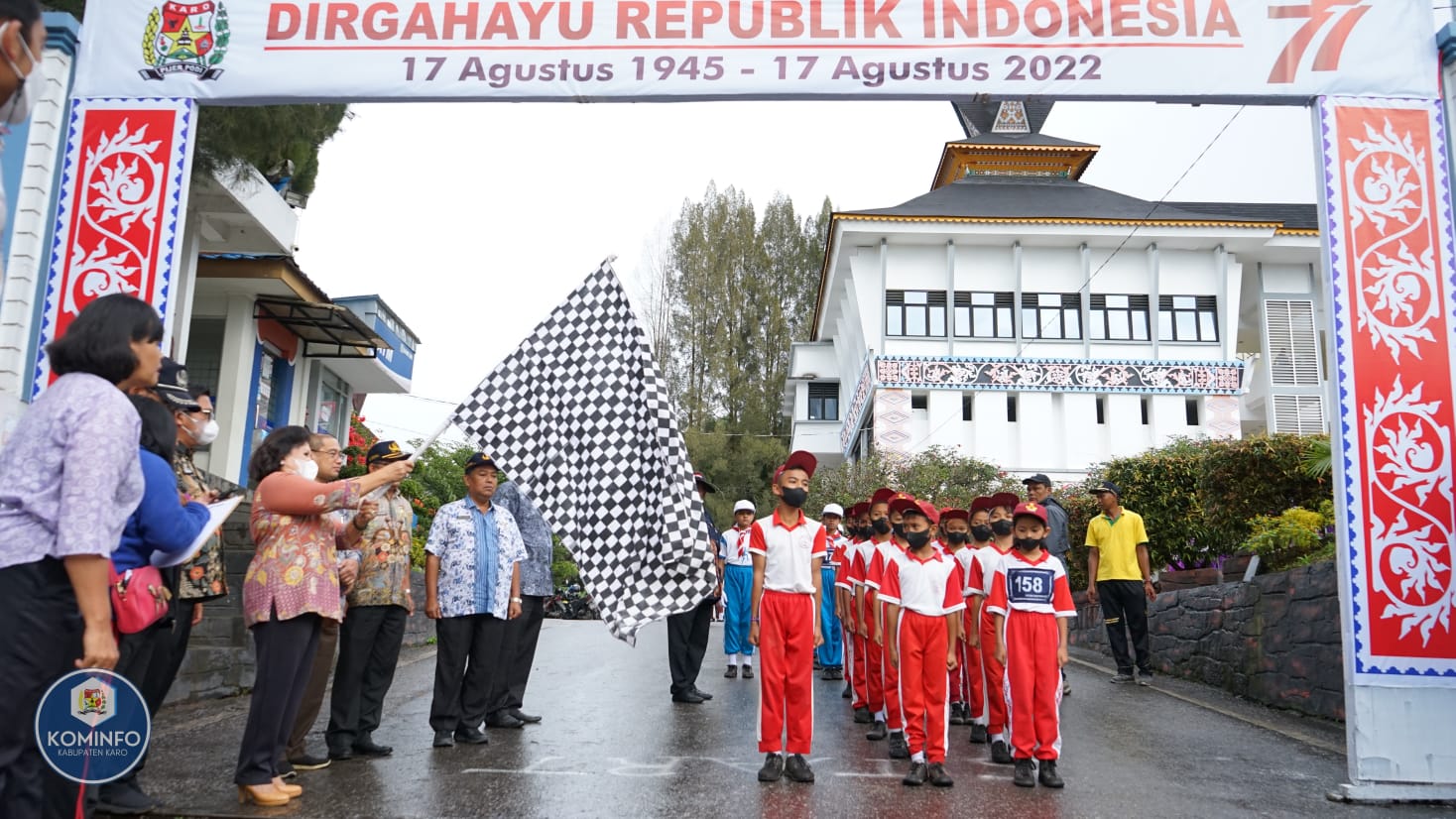 Dalam Rangka HUT RI Ke-77, Bupati Lepas Peserta Gerak Jalan Antar Pelajar di Daerah Kab.Karo 1 cory