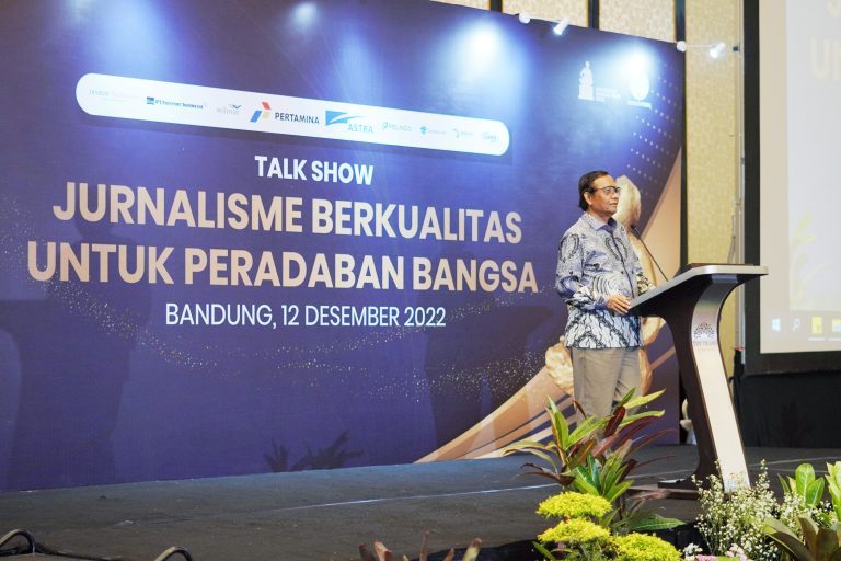 Talk Show Dewan Pers, Jurnalisme Berkualitas untuk Peradaban Bangsa 4 221212_mahfud md - anugerah dewan pers2