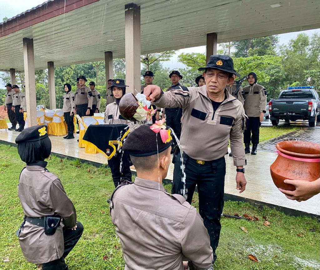 Polda Kepri Laksanakan Tradisi Pembaretan terhadap 207 Bintara Baru 1 IMG-20230204-WA0100