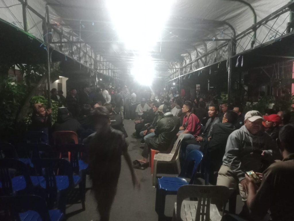 Meninggal Tergilas Alat Berat, Tangis Histeris Keluarga saat Jenazah Tiba di Rumah Duka 1 IMG-20230308-WA0192