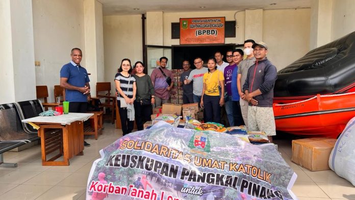 Umat Gereja Katolik Ranai Salurkan Bantuan untuk Korban Bencana Longsor Ranai 1 Penyerahan-Bantuan-Korban-Bencana-Longsor_IN-696x392
