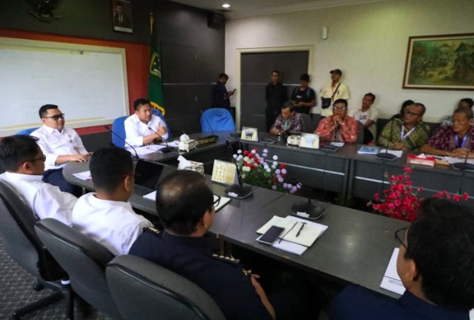 RDP bersama DPRD Batam, APS Batam Minta Pemerintah Tinjau Ulang Aturan Penjualan Pakaian Bekas 1 RDP DPRD Batam