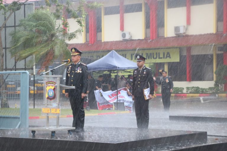Diguyur Hujan, Personil Polresta Barelang Tetap Semangat Ikuti Peringatan Harlah Pancasila 4 Chanelnusantara - Polresta Barelang
