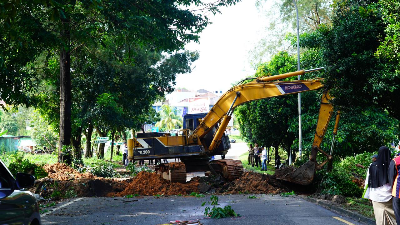 Quick Response BP Batam Lakukan Penanganan pada Jalan Amblas Gajah Mada – Tiban, Masyarakat Dihimbau Tetap Berhati-hati 1 WhatsApp Image 2023-11-23 at 14.18.28