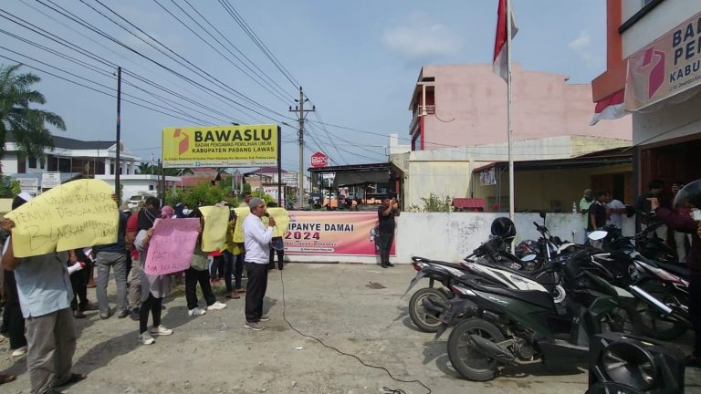 Atas Dugaan Kecurangan Perhitungan Suara, Bawaslu Padang Lawas Kembali Didemo Masyarakat 10 IMG-20240302-WA0159