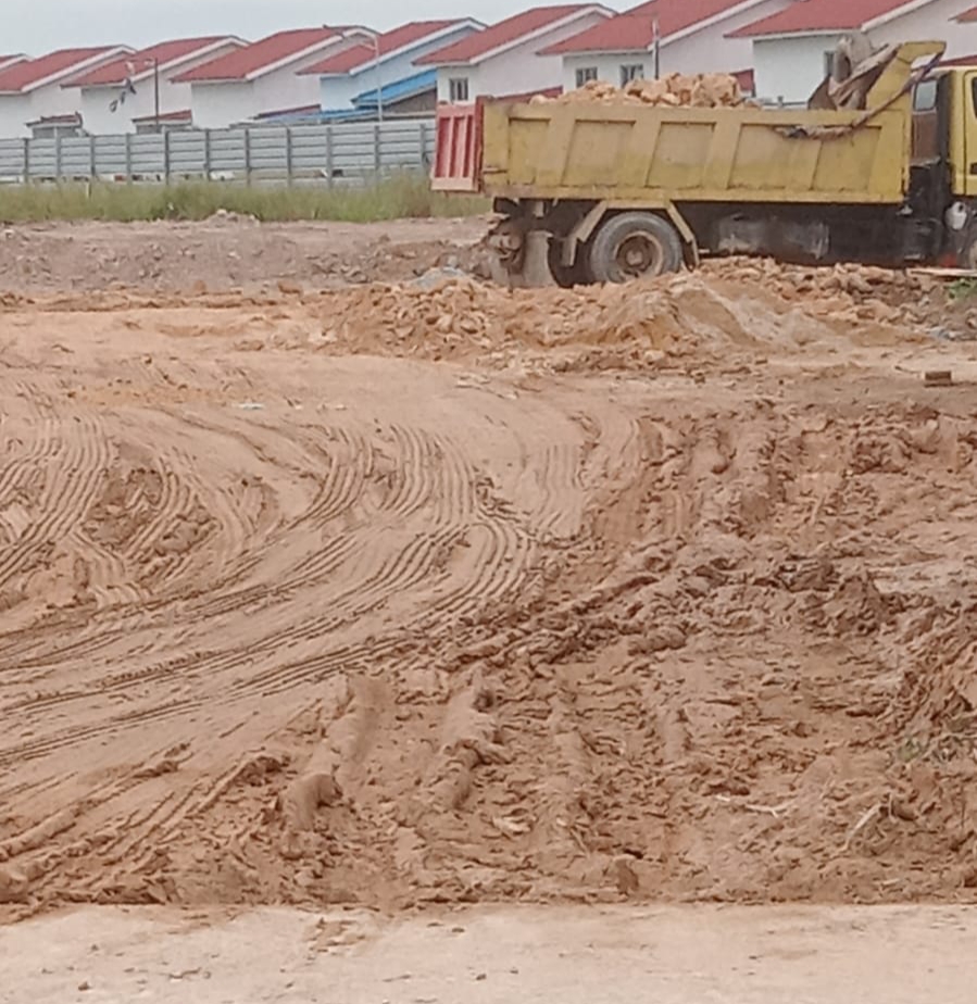 Aktivitas Penimbunan Lahan di Depan SMP N 35 Dikeluhkan Warga Sekitar 2