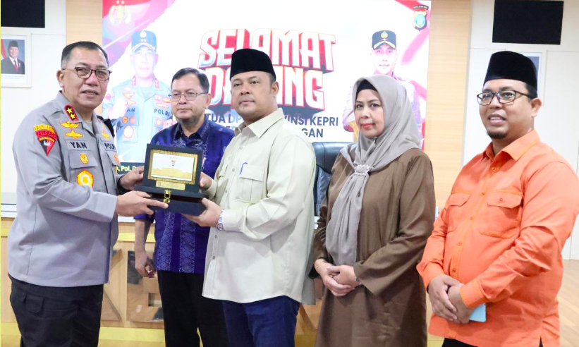 Pimpinan DPRD Provinsi Kepri Silaturahmi dengan Kapolda Kepri Pererat Sinergi Dalam Membangun Kepri 1 Screen Shot 2024-11-23 at 07.35.40