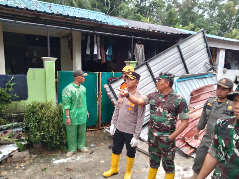 Respon Cepat, Polresta Barelang dan Polsek Sekupang Tangani Longsor di Tiban Koperasi 10 IMG-20250113-WA0105