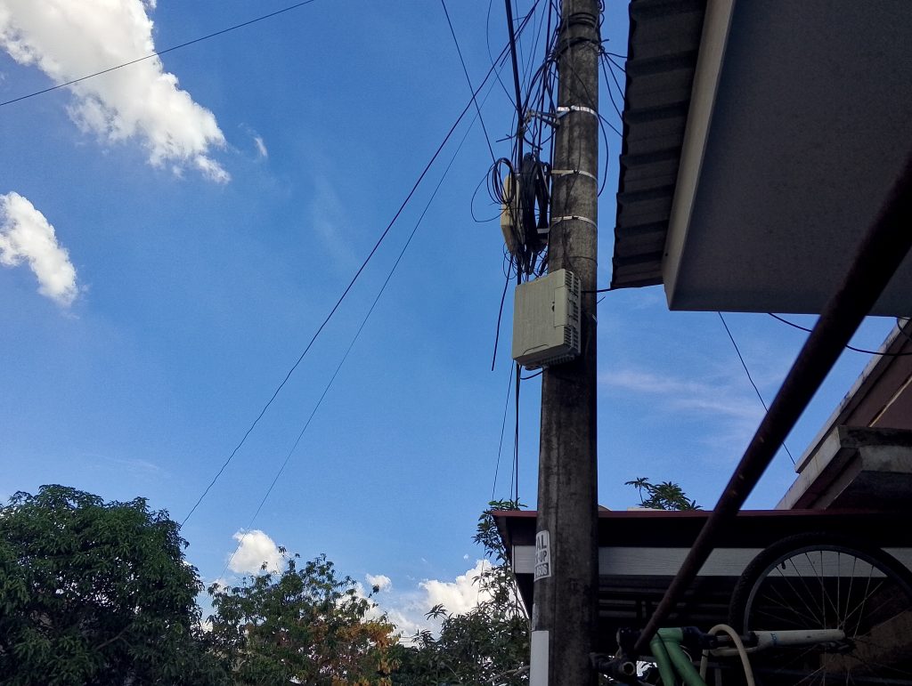 Keberadaan Kabel Jaringan Internet dan Jaringan TV Kabel di Tiang PLN Batam 1 IMG_20250525_130239_092