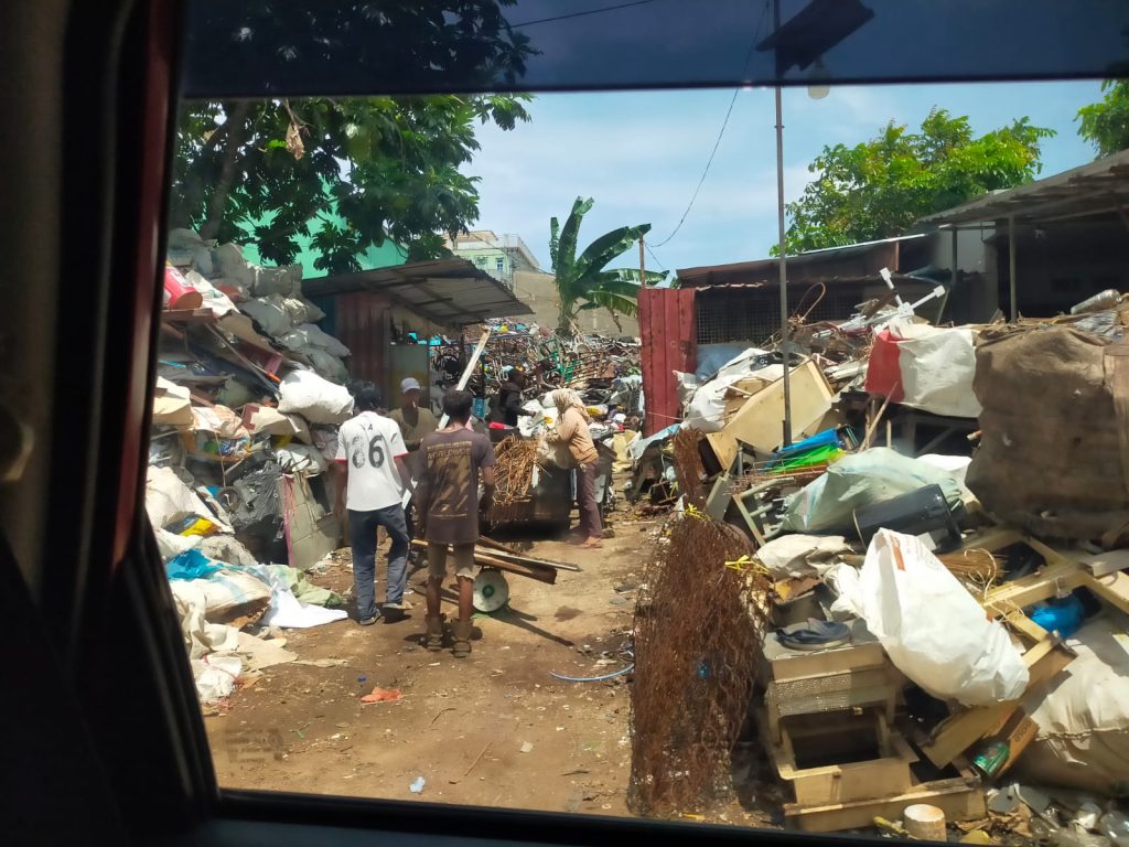 Warga dan Orangtua Siswa Desak Aktivitas Penumpukan Barang Rongsokan di Dapur 12 Ditertibkan 1 IMG-20250818-WA0044