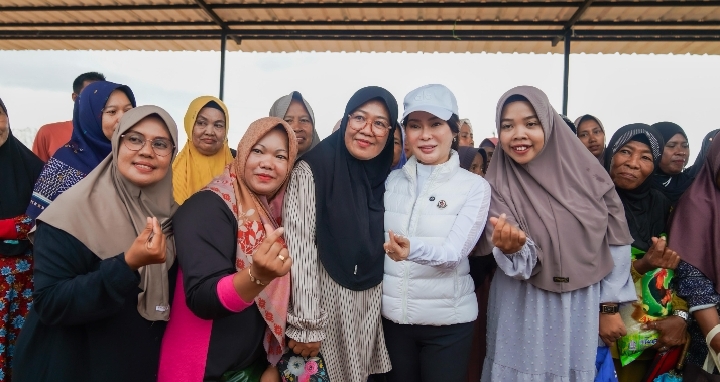 Li Claudia Salurkan Bantuan dan Sumbangan Pembangunan di Rempang Eco City 1 1758428651281