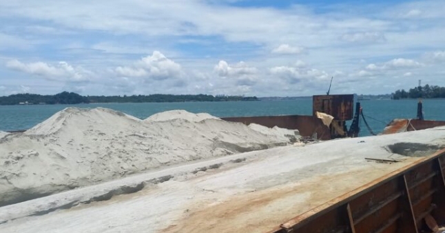 Nelayan Nongsa Protes Keras, Kapal Tongkang Diduga Buang Pasir hingga Rusak Laut Pulau Putri 1 1759549088043