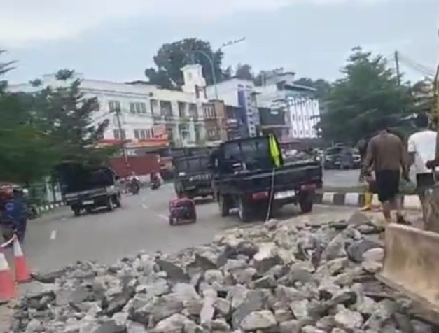 ABH Didesak Evaluasi Proyek Jaringan Air Bersih di Bengkong, Pembongkaran Jalan Dinilai Tak Efisien 4 1762239012262