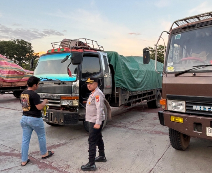 Kapolresta Barelang Pimpin Penggerebekan Gudang Penyimpanan Balpres Ilegal 1 1762671280546