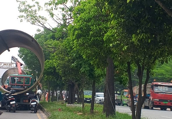 2 Truk Muatan Pipa Besar Disebut Biang Kerok Kemacetan, Portal Pembatas Ketinggian Dibongkar 20 1793002174322