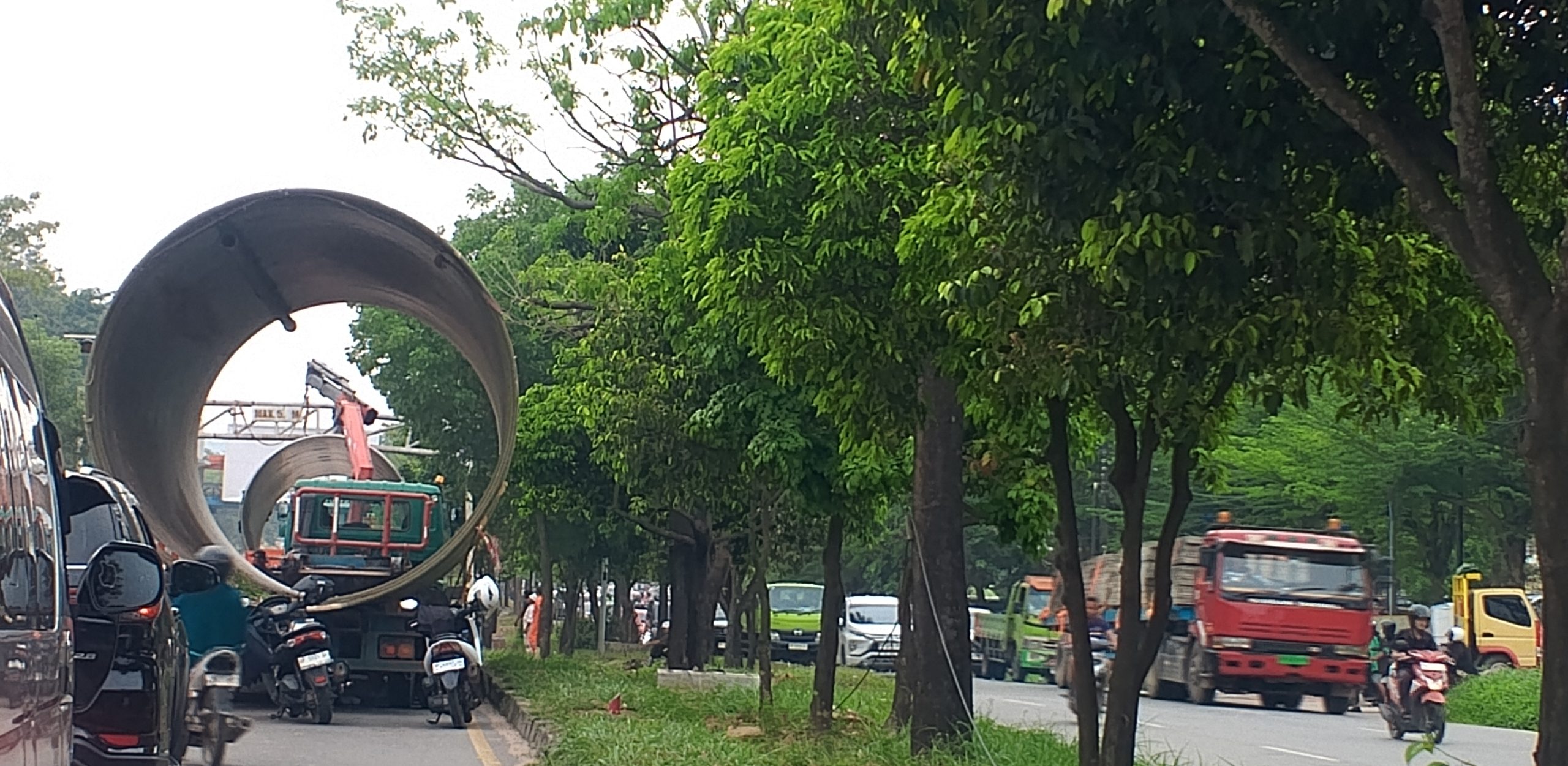 2 Truk Muatan Pipa Besar Disebut Biang Kerok Kemacetan, Portal Pembatas Ketinggian Dibongkar 1 1793002174322